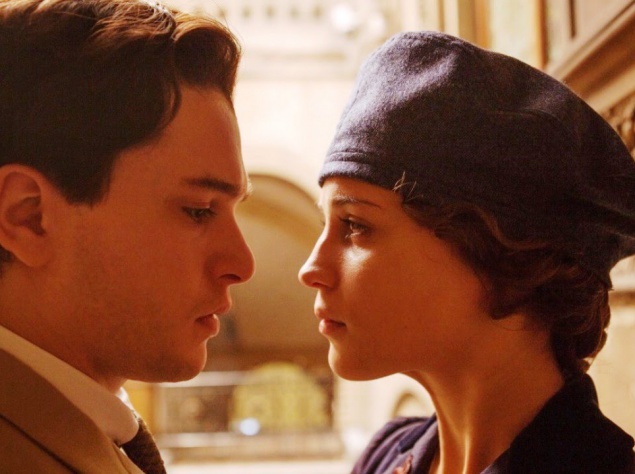 Военная драма "Воспоминания о будущем". Вера Бриттейн прошла всю Первую мировую войну. Трагедия забрала жизнь ее брата, и Вера бросила учебу в Оксфорде, чтобы отправиться на фронт работать медсестрой.