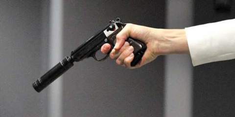 Пистолет с глушителем, на самом деле, не такой тихий.  Прежде всего, глушитель защищает слух стрелка, поэтому выстрелы не являются настолько бесшумными, как нам показывают в кино.