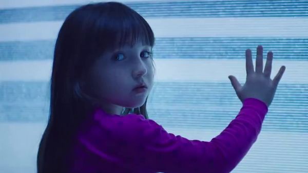 Мистический триллер "Полтергейст". Семья переезжает в новый дом, где все кажется идеальным. Однажды ночью их младшая дочь, остановившись у телевизора, становится участницей появления некой сущности. В доме начинают происходить невообразимые вещи, а сама д Мистический триллер "Полтергейст". Семья переезжает в новый дом, где все кажется идеальным. Однажды ночью их младшая дочь, остановившись у телевизора, становится участницей появления некой сущности. В доме начинают происходить невообразимые вещи, а сама д