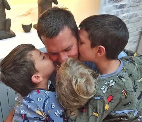 Чоловік Жизель Бундхен Том Бреді зі своїми дітьми Чоловік Жизель Бундхен Том Бреді зі своїми дітьми