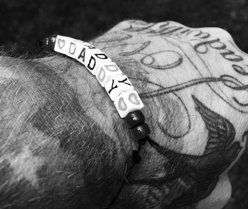 Девід Бекхем не тільки приймає поздоровлення від своїх дітей... Девід Бекхем не тільки приймає поздоровлення від своїх дітей...