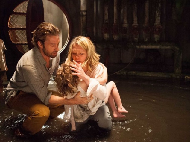 Ужасы "Из темноты". Пара со своей дочерью переезжают в Колумбию, чтобы заняться делами их семейного бизнеса, но скоро они узнают, что их новый дом населен привидениями.