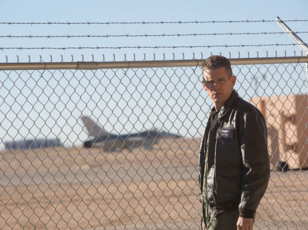 Психологическая драма "Хорошее убийство". Том – военный пилот, дистанционно управляющий специализированным летательным аппаратом. Его задача состоит в том, чтобы истреблять талибов день ото дня. Такая работа влияет на его психическое состояние и отношения