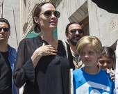 Джолі зі своєю дочкою відвідала табір біженців