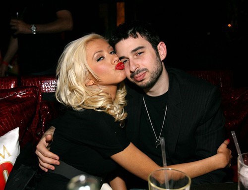 Мабуть, одне з найромантичніших пропозицій руки і серця вдалося влаштувати Джордану Братману,   колишнього чоловіка Крістіни Агілери. Відпочиваючи з майбутньою дружиною в одному з каліфорнійських   готелів, Джордан осипав весь готельний номер пелюстками т