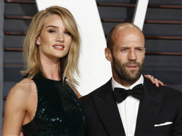 Джейсон Стетхем (48) и Роузи Хантингтон-Уайтли (28) Джейсон Стетхем (48) и Роузи Хантингтон-Уайтли (28)