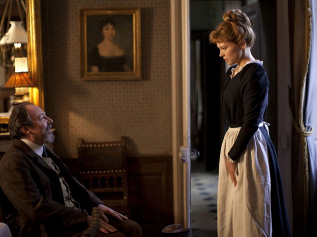 Драма "Щоденник покоївки". Ефектна покоївка Селестіна надходить на службу до багатих поміщиків. Їй доводиться бути люб'язною, у всьому слухатися подружню пару, між тим, даючи постійний відсіч хтивому господареві. Живучи під постійним тиском, вона зближуєт