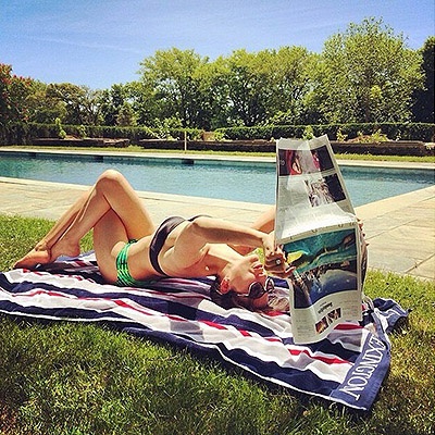 На що здатні дівчата заради яскравої пози в купальнику демонструє Хіларія Болдуін