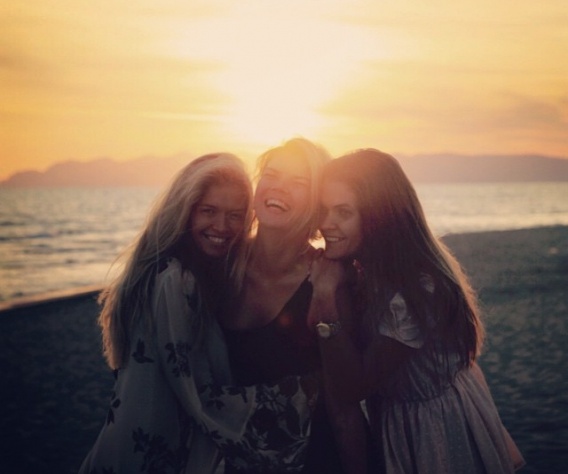 Віра Брежнєва з сестрами в променях заходу