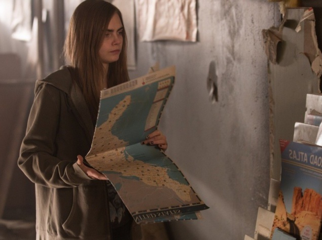 Детективная мелодрама "Бумажные города". Кью с детских лет тайно влюблен в дерзкую соседку Марго. Поэтому, когда однажды ночью она приглашает его принять участие в "карательной операции" против ее обидчиков, он соглашается...