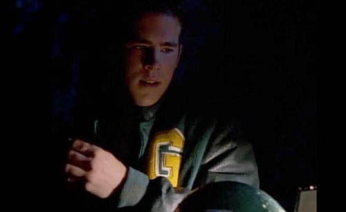 Райан Рейнольдс. Будущий голливудский мачо тоже получил порцию экранного времени в "Секретных материалах" - Рейнольдс сыграл пухлого подростка, которого в конце концов убили две девочки.