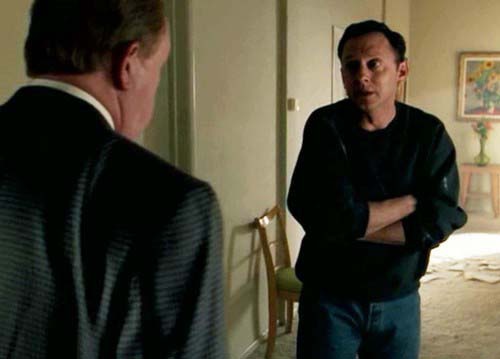 Майкл Эмерсон. До того, как сняться в сериале "Остаться в живых", Майкл появился в одном из финальных эпизодов "Секретных материалов" в роли персонажа с психокинетическими способностями.