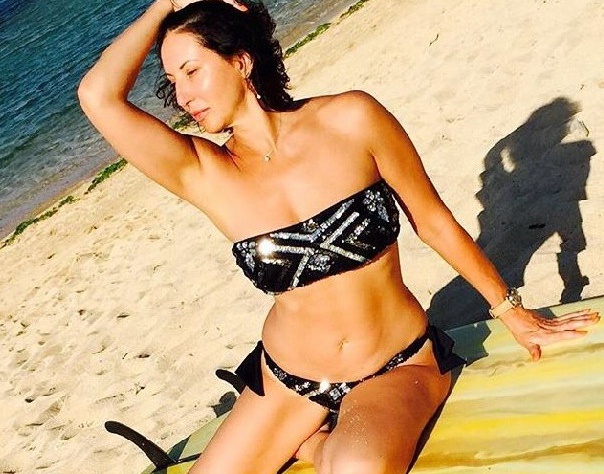 Ось вона на пляжі Балі в купальнику ручної роботи відзначає місцевий Новий рік. Ось вона на пляжі Балі в купальнику ручної роботи відзначає місцевий Новий рік.