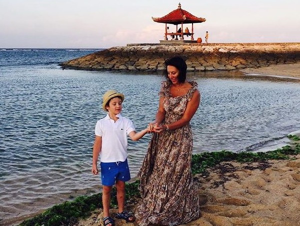 А ось вона ж з молодшим сином, семирічним Макаром, в легкому сарафані в підлогу розглядає камінчики. А ось вона ж з молодшим сином, семирічним Макаром, в легкому сарафані в підлогу розглядає камінчики.