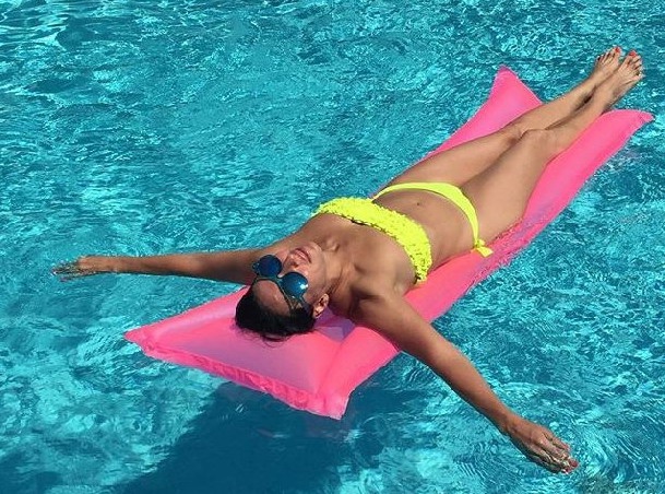 Свій кожен вихід на пляж або до басейну актриса намагається урізноманітнити, одягнувши новий купальник. І варто зауважити, що все їй до обличчя і прекрасно підкреслює її жіночну фігуру. Свій кожен вихід на пляж або до басейну актриса намагається урізноманітнити, одягнувши новий купальник. І варто зауважити, що все їй до обличчя і прекрасно підкреслює її жіночну фігуру.