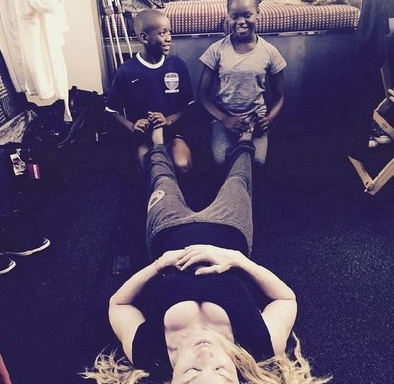 "Мерсі і Давид краще всіх труть ноги", - підписала свій знімок Мадонна. "Мерсі і Давид краще всіх труть ноги", - підписала свій знімок Мадонна.