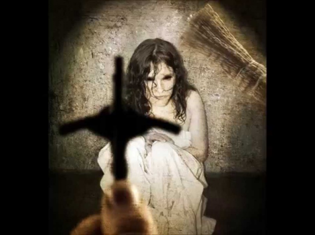 Фільм жахів "Ватиканські запису". Невідомі сили якось вплинули на життя простої жінки: вона почала надавати страшний вплив на всіх, хто до неї наближався. Спостерігаючи за нею, місцевий священик зрозумів, що жінка одержима і звернувся за допомогою до Ватикану.