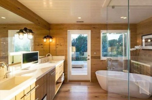 Сінді Кроуфорд. Супермодель не тільки витратила 15,45 мільйонів доларів на цей особняк в Малібу, але і особисто займалася його ремонтом і оздобленням – помінявши все, від підлоги до стелі, Сінді і її чоловік виставили будинок на продаж зовсім недавно, в травні 2015 року.