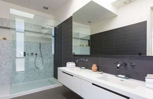 Бейонсе і Jay Z. На фото - одна з 8 ванних кімнат в колишньому особняку Бейонсе і Jay Z в Холмбі-Хіллз, який тепер можна орендувати за 150 тисяч доларів в місяць.