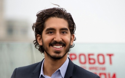 Актор Дев Патель, який знявся в картинах "Мільйонер з трущоб" і "Готель "Меріголд". Кращий з екзотичних", не поспішає виїжджати з батьківського будинку в Лондоні. Хоча, останнім часом актор став натякати на те, що планує пожити самостійно. Тільки чи зважиться він на цей крок? Актор Дев Патель, який знявся в картинах "Мільйонер з трущоб" і "Готель "Меріголд". Кращий з екзотичних", не поспішає виїжджати з батьківського будинку в Лондоні. Хоча, останнім часом актор став натякати на те, що планує пожити самостійно. Тільки чи зважиться він на цей крок?