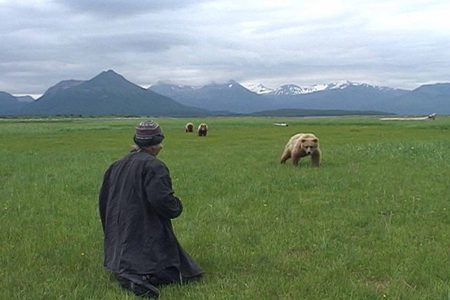 Человек-гризли (2005). Жизнь и смерть Тимоти Тредвелла, энтузиаста, посвятившего жизнь изучению медведей гризли. Эта картина знаменитого Вернера Херцога настолько же красива, насколько и полна страданий. Человек-гризли (2005). Жизнь и смерть Тимоти Тредвелла, энтузиаста, посвятившего жизнь изучению медведей гризли. Эта картина знаменитого Вернера Херцога настолько же красива, насколько и полна страданий.