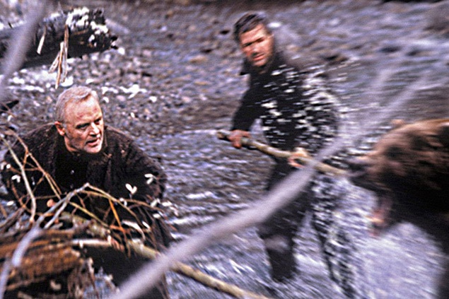 На грани (1997). Еще одна драма с участием медведя гризли, но на этот раз в компании Алека Болдуина и Энтони Хопкинса, сражающихся не только с ним, но и друг с другом. На грани (1997). Еще одна драма с участием медведя гризли, но на этот раз в компании Алека Болдуина и Энтони Хопкинса, сражающихся не только с ним, но и друг с другом.