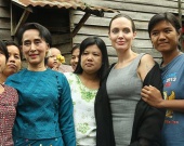 Джоли встретилась с беженцами в Мьянме
