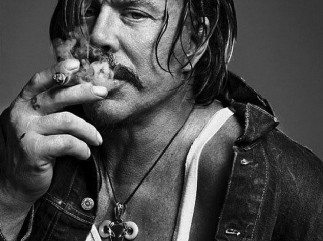 Міккі Рурк. Колись дерева були великими, морозиво — смачним, а Міккі Рурк був такий гарний, що очей не відірвати. З тих пір все кардинально змінилося. Але радує, що є ще в світі речі, які не змінюються: харизма Міккі, наприклад. Яка різниця, як він виглядає? Він прекрасний — і крапка. Міккі Рурк. Колись дерева були великими, морозиво — смачним, а Міккі Рурк був такий гарний, що очей не відірвати. З тих пір все кардинально змінилося. Але радує, що є ще в світі речі, які не змінюються: харизма Міккі, наприклад. Яка різниця, як він виглядає? Він прекрасний — і крапка.