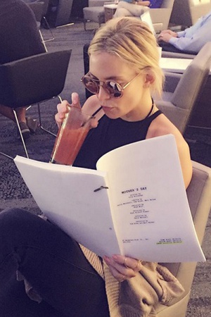 Кейт Хадсон изучает сценарий картины Кейт Хадсон изучает сценарий картины