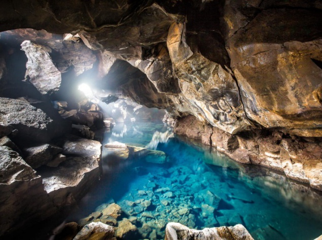 Любовное гнездышко Джона Сноу и Игритт — пещера Грьётагья (Grjótagjá), Исландия