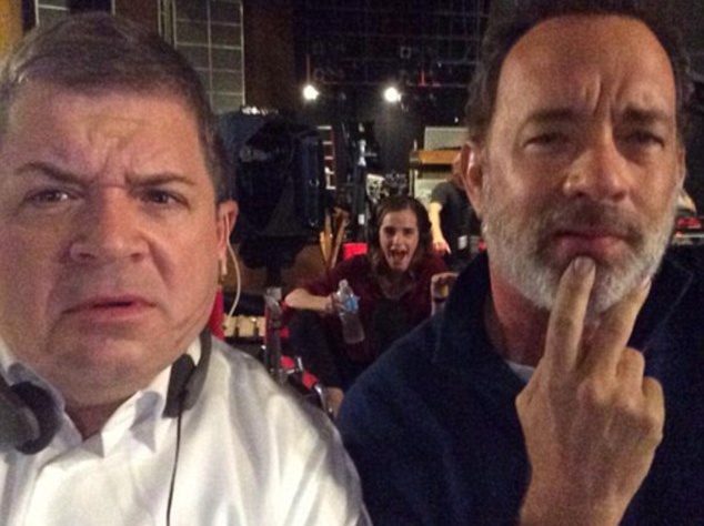 Том опублікував селфи з Паттоном і Еммою, на якому три зірки посміхалися і дуріли на знімальному майданчику