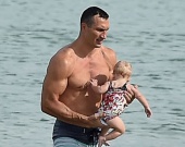 Володимир Кличко з дочкою на пляжі в Маямі