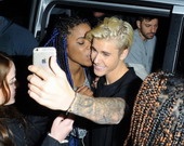 Фанатки Бибера зацеловали его на глазах у папарацци