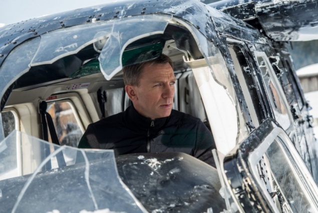 Новий пригодницький бойовик "007: СПЕКТР". Джеймса Бонда з завданням відправляють в Мехіко, а потім і в Рим, де він стикається з Люсією, красивою вдовою відомого злочинця. Проникнувши на засекречене нараду, Бонд розкриває таємницю існування зловісної організації під назвою "Спектр". Тим часом у Лондоні новий керівник центру з питань безпеки ставить під сумнів роботу агента 007 і заперечує важливість МІ-6. Бонд таємно відправляється на пошуки Мадлен Суонн, дочки давнього ворога містера Уайта, який, можливо, зможе допомогти йому зламати "Спектр". Новий пригодницький бойовик "007: СПЕКТР". Джеймса Бонда з завданням відправляють в Мехіко, а потім і в Рим, де він стикається з Люсією, красивою вдовою відомого злочинця. Проникнувши на засекречене нараду, Бонд розкриває таємницю існування зловісної організації під назвою "Спектр". Тим часом у Лондоні новий керівник центру з питань безпеки ставить під сумнів роботу агента 007 і заперечує важливість МІ-6. Бонд таємно відправляється на пошуки Мадлен Суонн, дочки давнього ворога містера Уайта, який, можливо, зможе допомогти йому зламати "Спектр".
