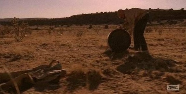 У всі тяжкі. На самому початку серіалу Уолт знімає свої штани, коли він і Джессі вперше готують мет в пустелі. До кінця серіалу він повертається в пустелю, а його штани — все ще там. Ви можете бачити їх у лівому нижньому куті