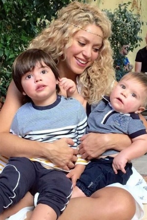 Шакира с детьми