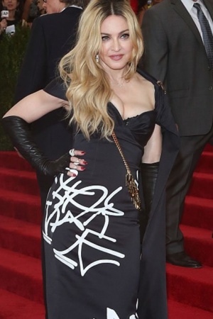 Вульгарные наряды немолодой Мадонны. ФОТО