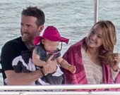 Блейк Лайвли с семьей на морской прогулке