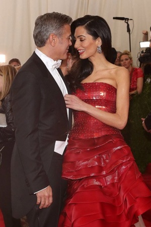 Джордж Клуни и Амаль показывают любовь. ФОТО