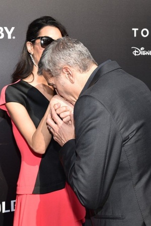 Джордж Клуни и Амаль показывают любовь. ФОТО