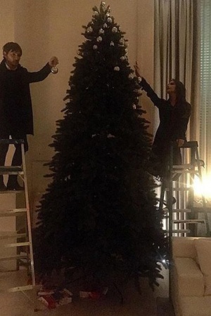 Вікторії Бекхем для того, щоб прикрасити величезну новорічну ялинку, потрібні стрем'янка і допомога інших людей