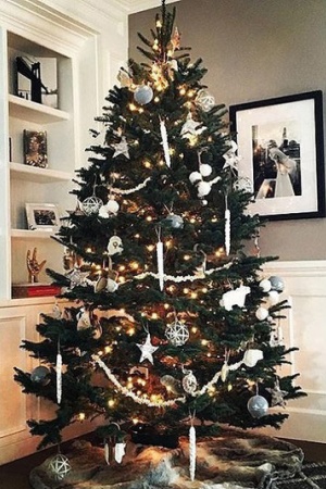 Ешлі Тісдейл вирішила нарядити новорічну ялинку в традиційному стилі