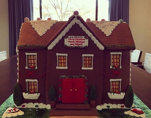 Кортні Кардашян та її діти потренувалися прикрашати пряниковий будиночок