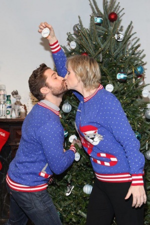 Зірки серіалу "Лузери" (Glee) Меттью Моррісон і Джейн Лінч поцілувалися під омелою