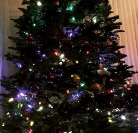 Ялинка Кеті Холмс