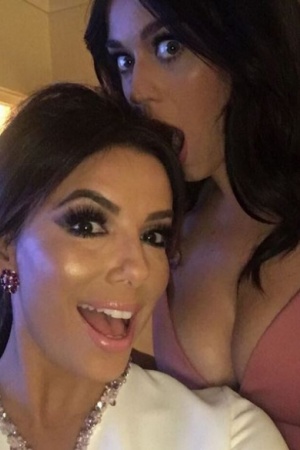 Єва Лонгорія виклала селфі з Кеті Перрі. "За лаштунками з моєю дівчинкою", – прокоментувала знімок Єва.