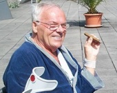 Шварценеггер поделился сигарами с умирающим от рака австрийцем