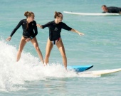 Кара Делевинь и Сьюки Уотерхаус умеют отлично кататься на серфинге