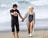 Леди Гага и Тейлор Кинни на романтической прогулке