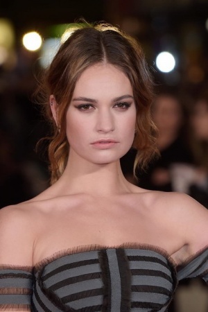 Лілі Джеймс